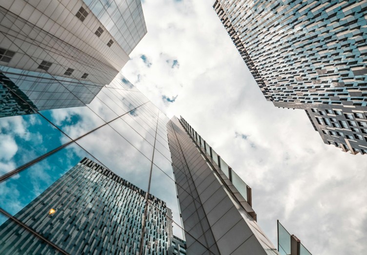 EUR advances, GBP slips amid market volatility
