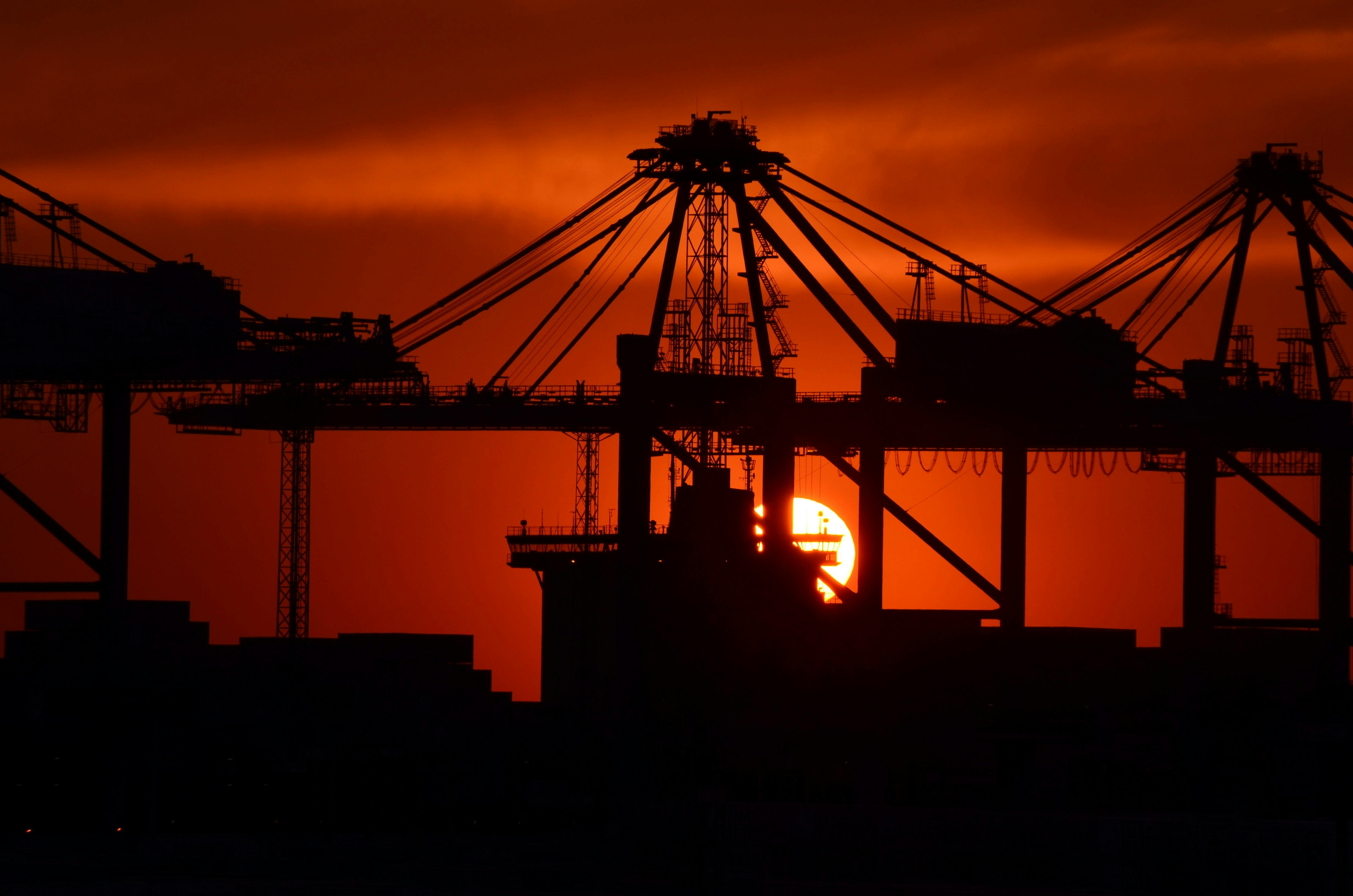 Currencies steady as geopolitical risk cools